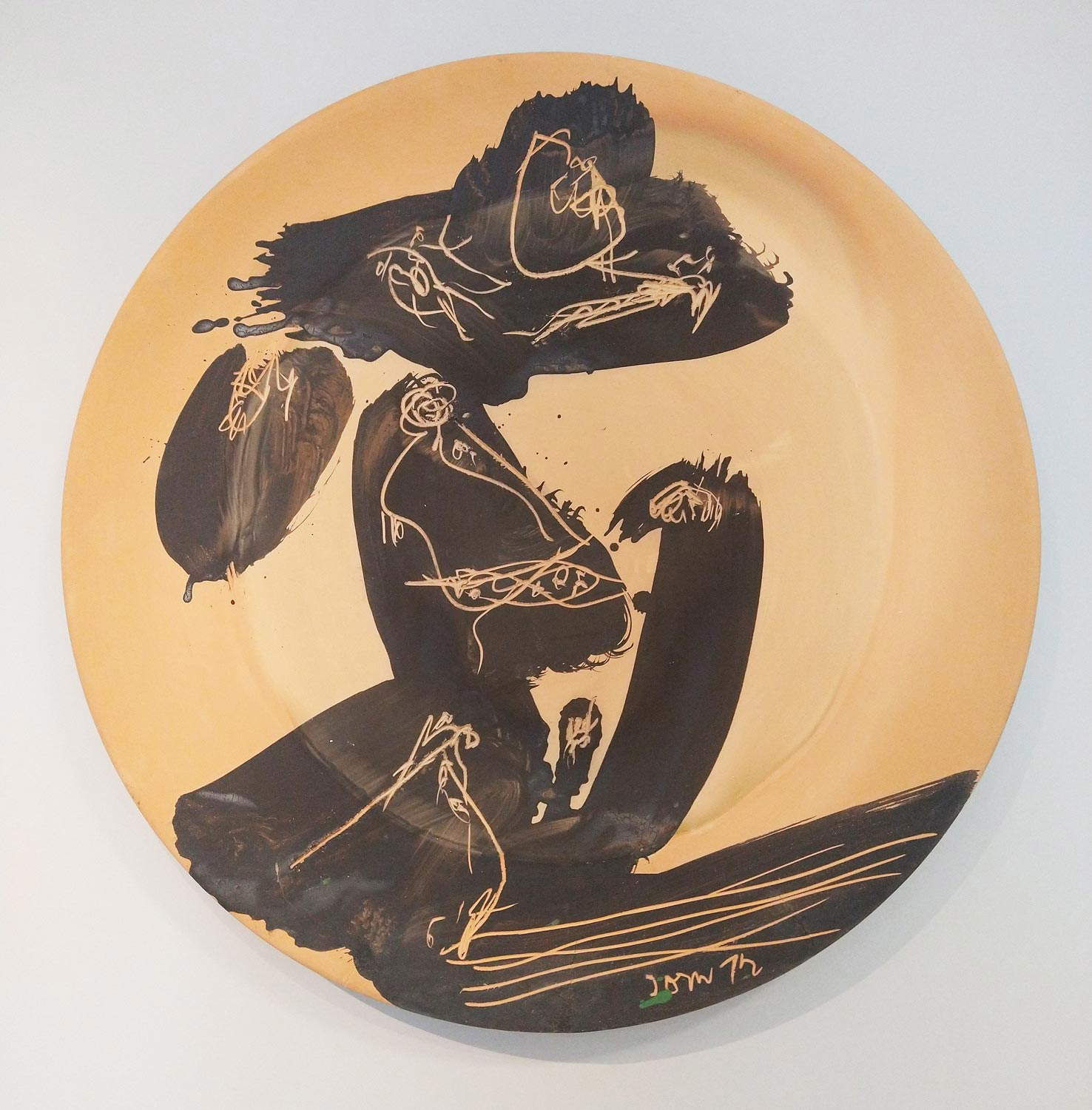 Asger Jorn, Ohne Titel (1972; engobierte und gekratzte Terrakotta, Durchmesser 59 cm; Albissola Marina, MuDA)