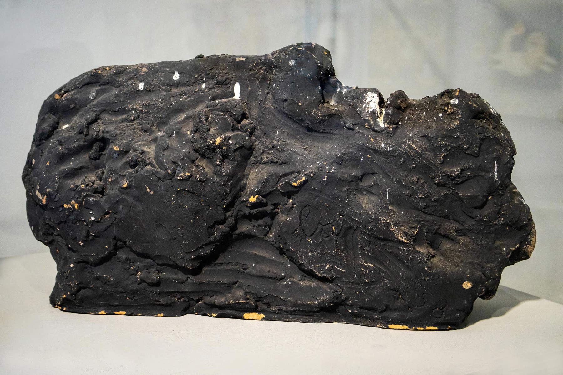 Enrico Baj, Kopfberg (1958; Terrakotta und Emaille, 28 x 51 x 12 cm; Savona, Museo della Ceramica, Sammlung der Stadt Savona)