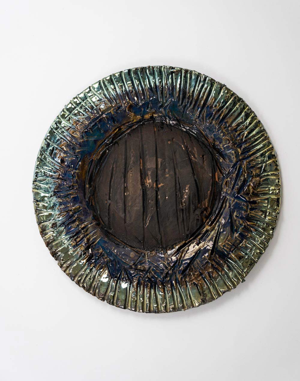 Maria Papa Rostkowska, Ohne Titel (1962; gravierte Spiegelreflexkeramik, Durchmesser 38 cm; Privatsammlung)