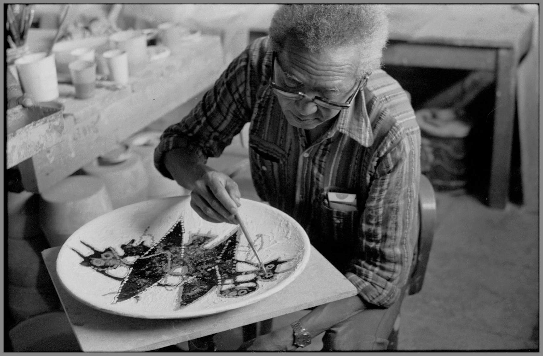 Wifredo Lam bei der Arbeit an einem Teller in den Ceramiche San Giorgio in Albissola &copy; C. Laurentin