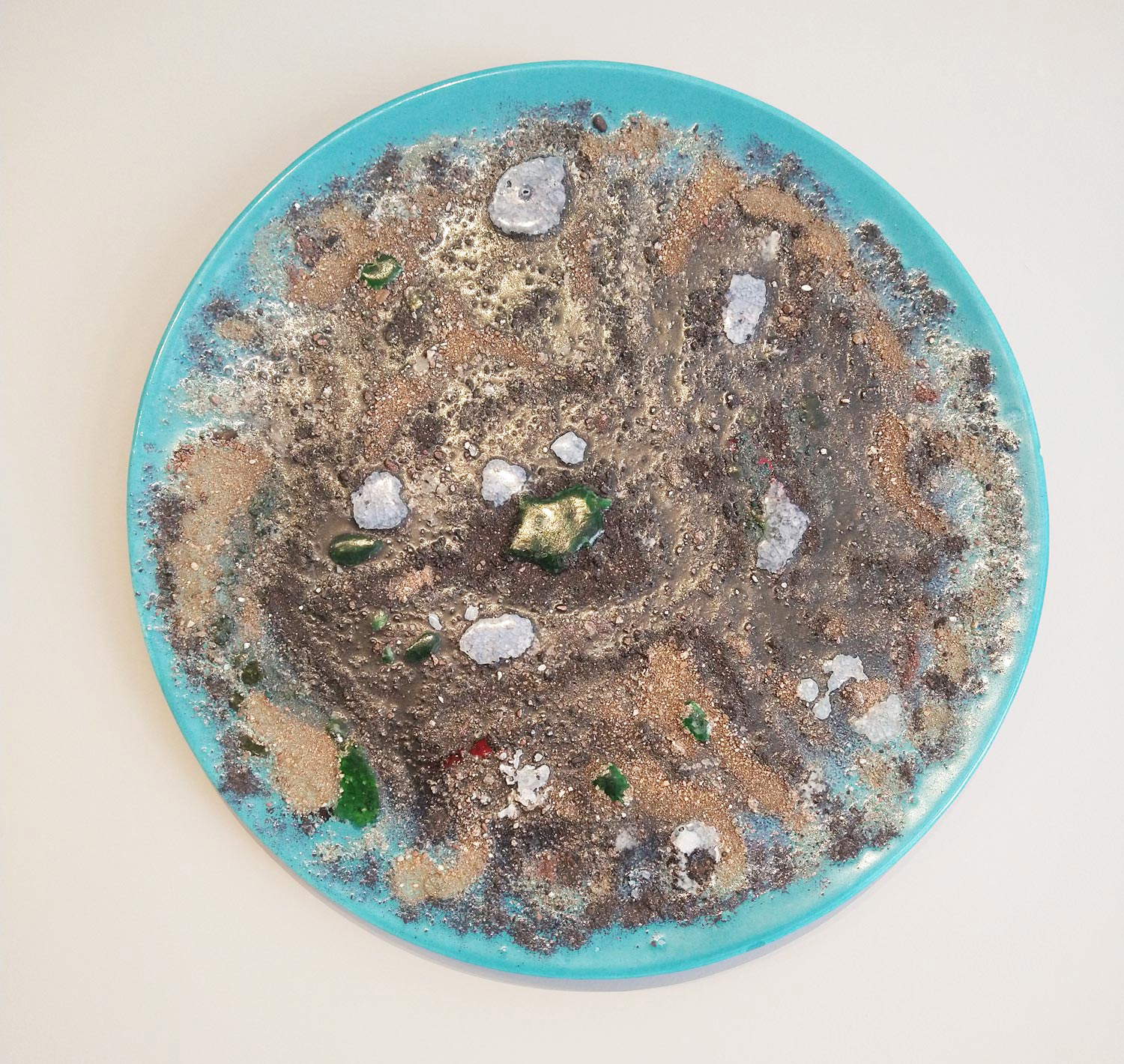 Wifredo Lam, De la terre (1975; Terrakotta und Emaille, Durchmesser 62 cm; Paris, Wifredo Lam Estate)