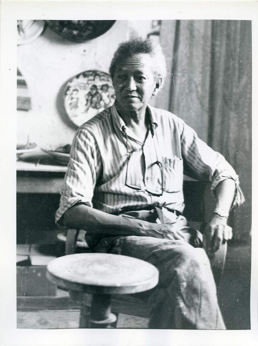 Wifredo Lam bei Ceramiche San Giorgio, Albissola, 1975 &copy; C. Laurentin