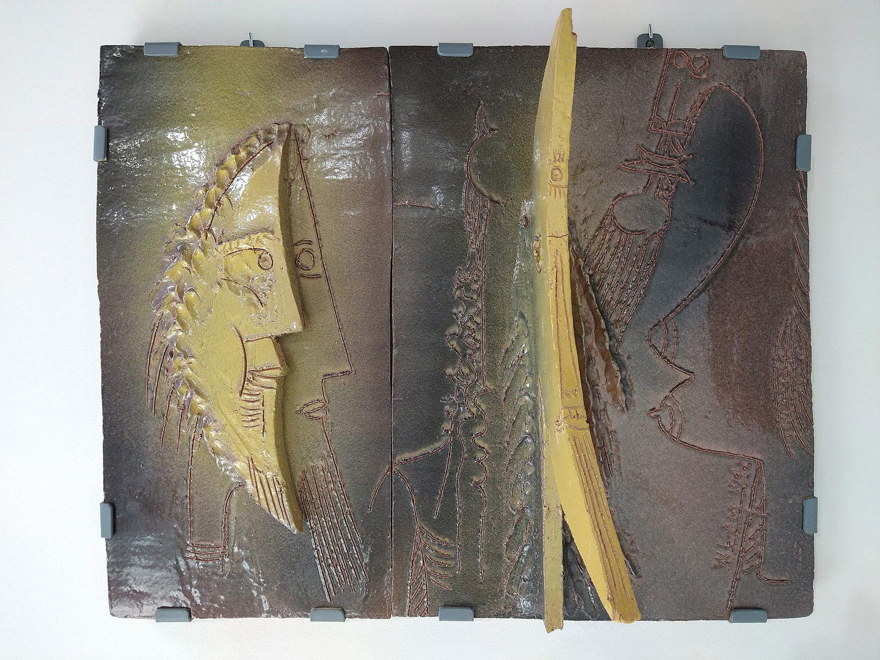 Wifredo Lam, Ohne Titel (1962; Terrakotta, glasiert und Graffito mit Hochrelief, 66 x 81 cm; Savona, Museo della Ceramica, Fondazione De Mari Collection)