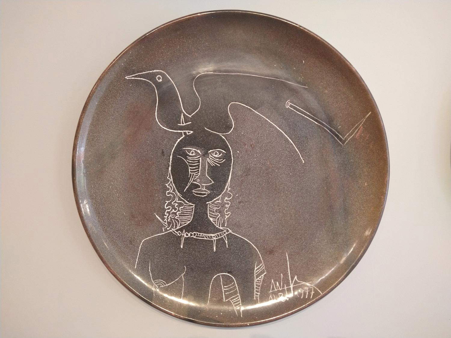 Wifredo Lam, Ohne Titel (1977; glasierte und gravierte Terrakotta, Durchmesser 51 cm; Privatsammlung)