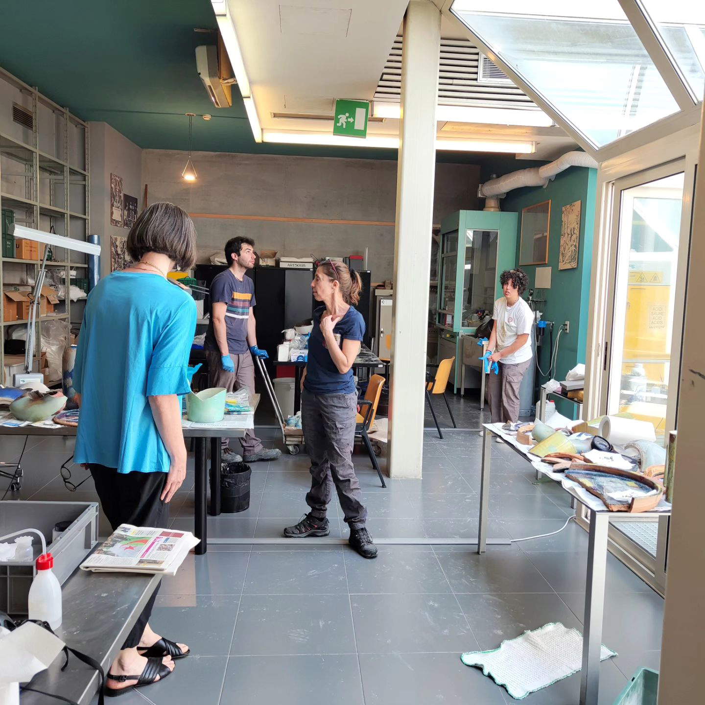 Restauratori del MIC di Faenza insieme ad alcuni studenti volontari al lavoro per il restauro di alcune ceramiche del Museo Tramonti danneggiate dall'alluvione. Foto: MIC Faenza Restauratori del MIC di Faenza insieme ad alcuni studenti volontari al lavoro per il restauro di alcune ceramiche del Museo Tramonti danneggiate dall'alluvione. Foto: MIC Faenza