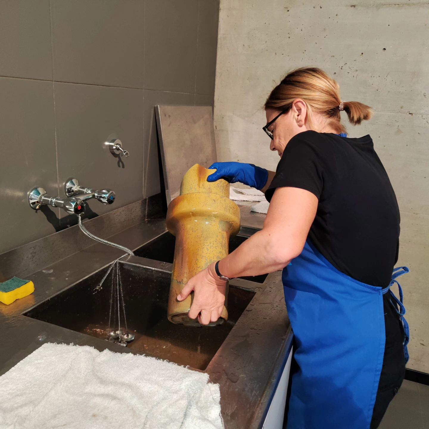 Restauratori del MIC di Faenza insieme ad alcuni studenti volontari al lavoro per il restauro di alcune ceramiche del Museo Tramonti danneggiate dall'alluvione. Foto: MIC Faenza Restauratori del MIC di Faenza insieme ad alcuni studenti volontari al lavoro per il restauro di alcune ceramiche del Museo Tramonti danneggiate dall'alluvione. Foto: MIC Faenza