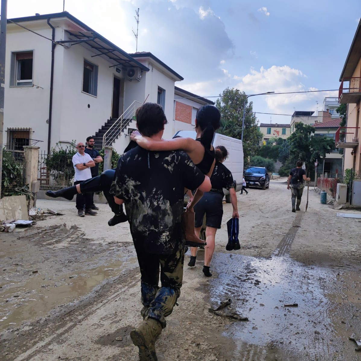 Volontari al lavoro a Faenza. Foto: Comune di Faenza Volontari al lavoro a Faenza. Foto: Comune di Faenza
