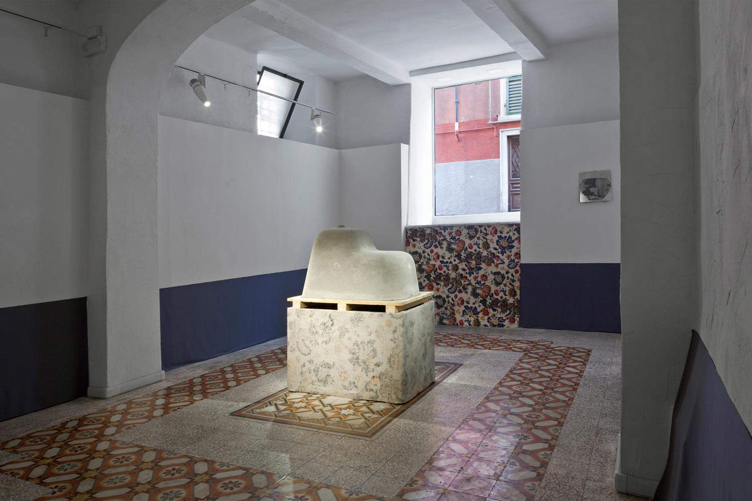 Silvia Vendramel, Of something the bottom, for something the cover (2016; compressed sand, fabric, wood, environmental dimensions). View of the exhibition At the same time, Tek&eacute; Tabularasa Gallery, Carrara. Photo: Nicola Belluzzi
