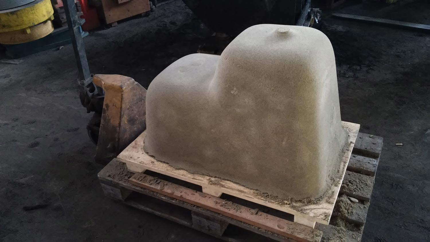 Silvia Vendramel, Of something the bottom, for something the cover (2016; compressed sand). Processing stages in the foundry.