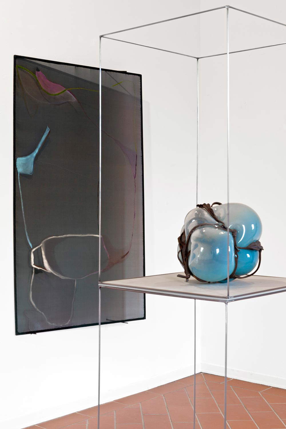 Silvia Vendramel, Soffio#20 (2014; vetro soffiato, metallo, mdf, 180 x 45 x 45 cm) e Beatrice Meoni, Good vibrations (2016; olio su seta, 120 x 75 cm), Attention is novissimo fabric, 2016, Villa Pacchiani, Santa Croce sull'Arno, Pisa. Photo: Nicola Belluzzi