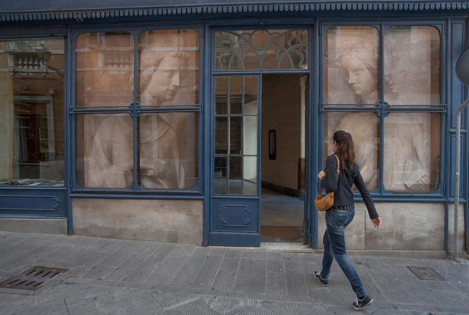 Intervention in the windows of Blu Corner in Carrara, Soffi e altre stanze, 2013. Photo Laf