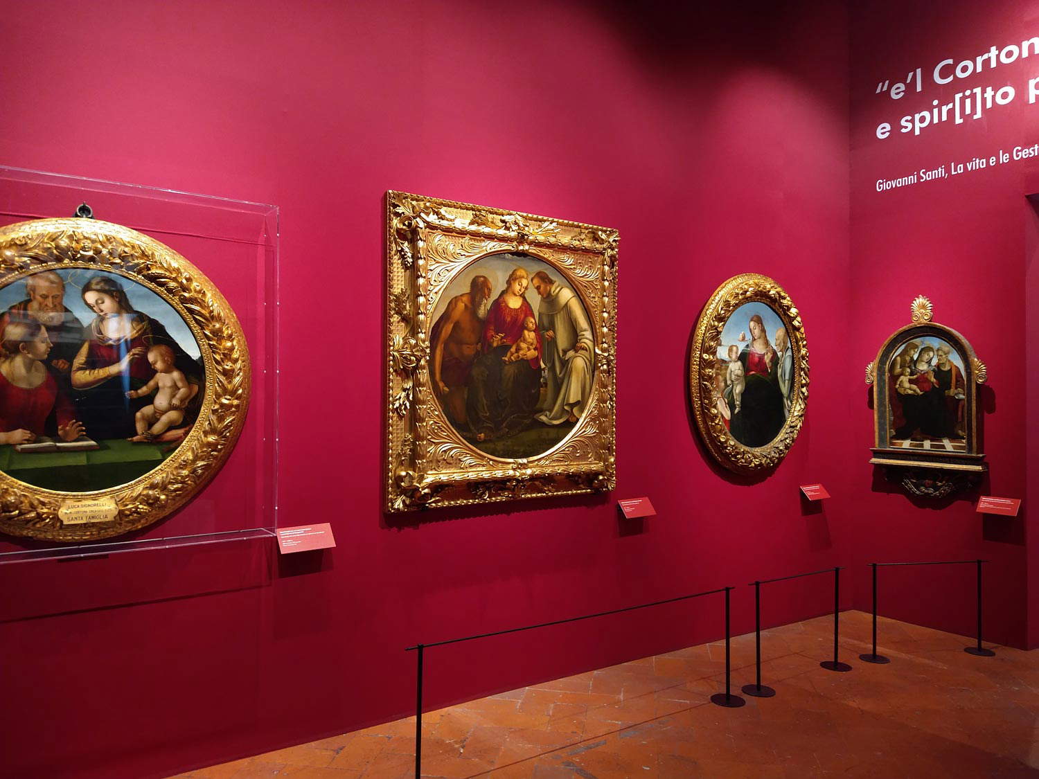 Allestimenti della mostra Signorelli 500. Maestro Luca da Cortona, pittore di luce e poesia Allestimenti della mostra Signorelli 500. Maestro Luca da Cortona, pittore di luce e poesia