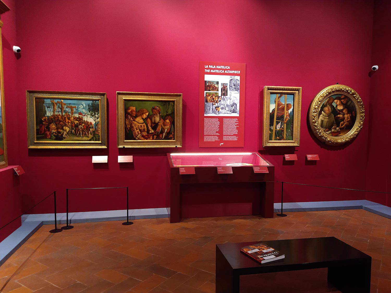 Allestimenti della mostra Signorelli 500. Maestro Luca da Cortona, pittore di luce e poesia Allestimenti della mostra Signorelli 500. Maestro Luca da Cortona, pittore di luce e poesia