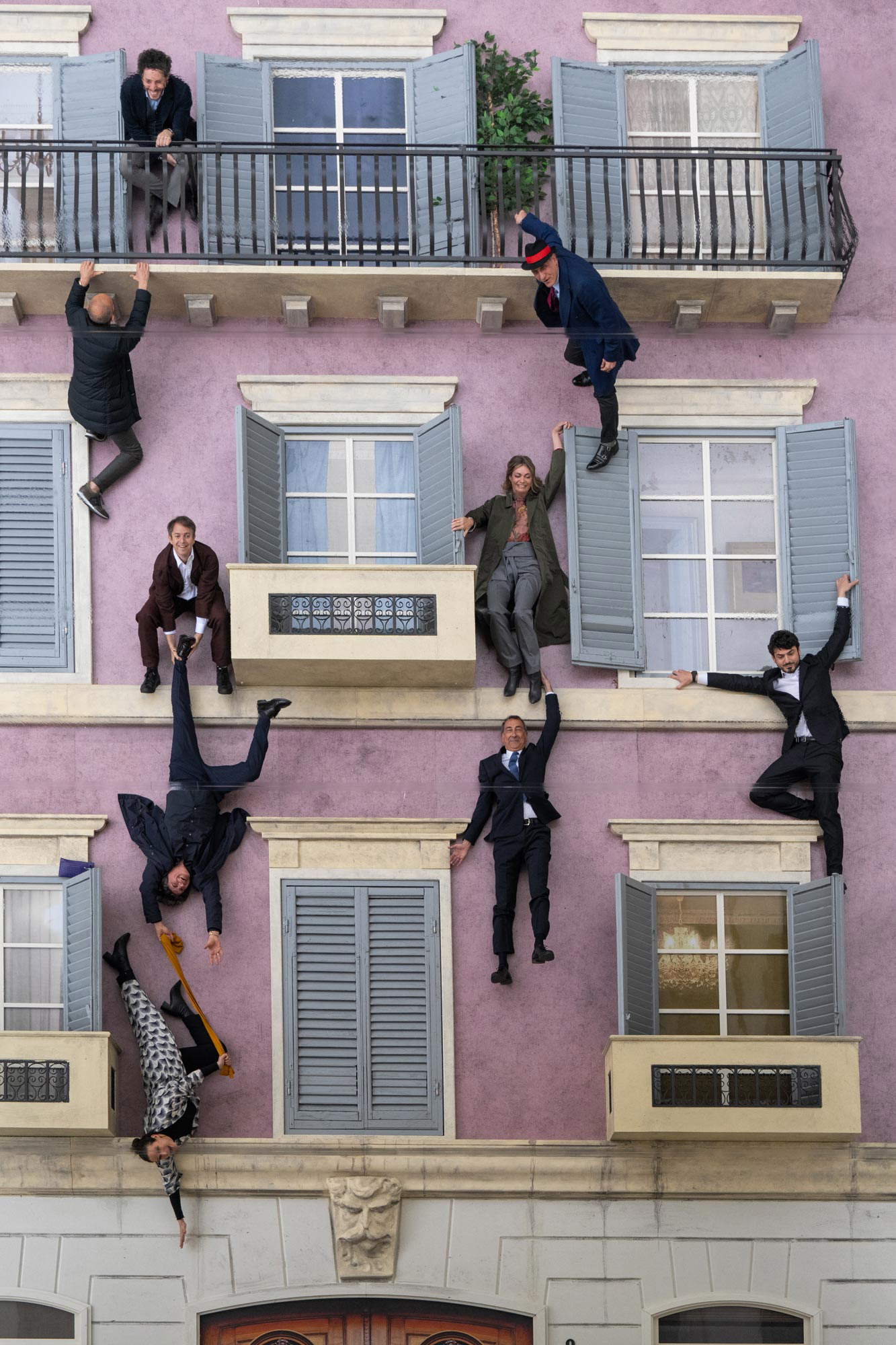 Leandro Erlich, Bâtiment (2004; flat palace facade under 45-degree suspended mirror, dimensions variable). Photo: Fabrizio Spucches. Pictured are Leandro Erlich (left, brown suit), Milan Mayor Beppe Sala (center, light blue tie), Culture Councilor Tommaso Sacchi (right, anthracite suit) Leandro Erlich, Bâtiment (2004; flat palace facade under 45-degree suspended mirror, dimensions variable). Photo: Fabrizio Spucches. Pictured are Leandro Erlich (left, brown suit), Milan Mayor Beppe Sala (center, light blue tie), Culture Councilor Tommaso Sacchi (right, anthracite suit)