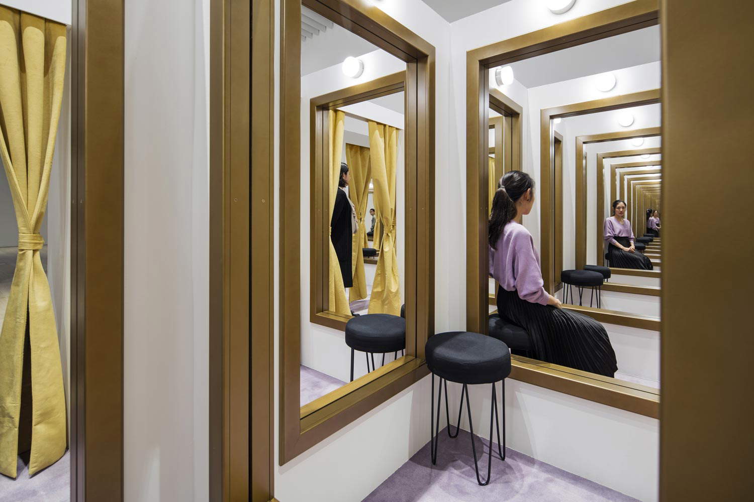 Leandro Erlich, Changing rooms (2008; panels, stools, gilded frames, mirrors, curtains, carpet and lights, dimensions variable) Leandro Erlich, Changing rooms (2008; panels, stools, gilded frames, mirrors, curtains, carpet and lights, dimensions variable)