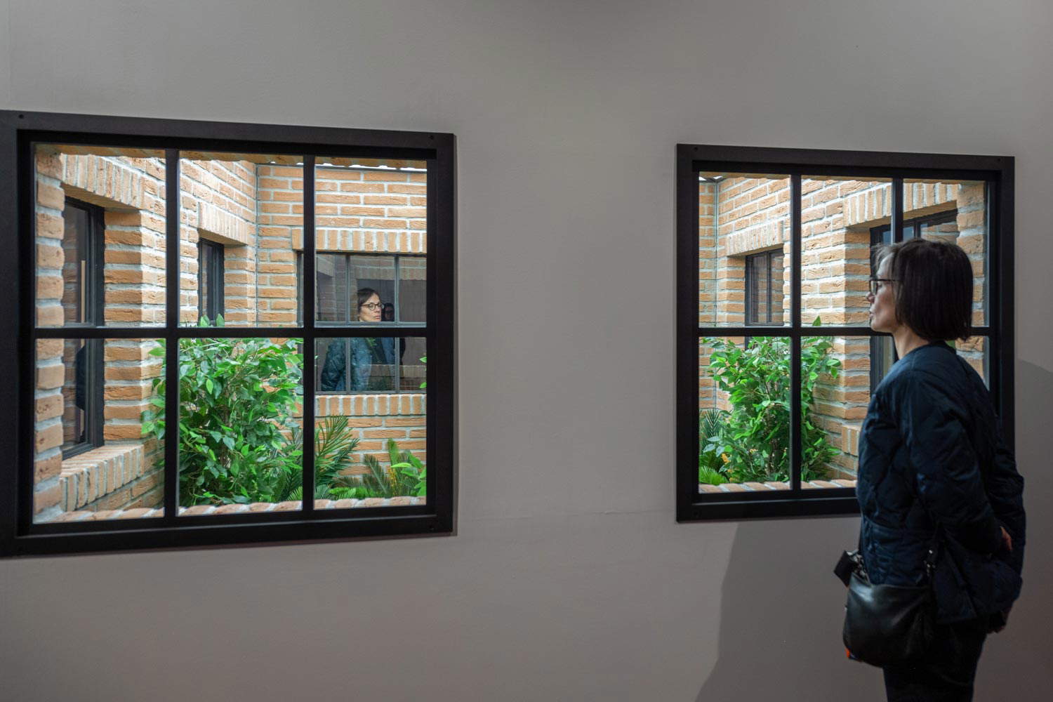 Leandro Erlich, Lost garden (2009; metal structure, faux brick wall, window, mirrors, acrylic, column, artificial plants and lights, 257 x 356 x 180 cm) Leandro Erlich, Lost garden (2009; metal structure, faux brick wall, window, mirrors, acrylic, column, artificial plants and lights, 257 x 356 x 180 cm)