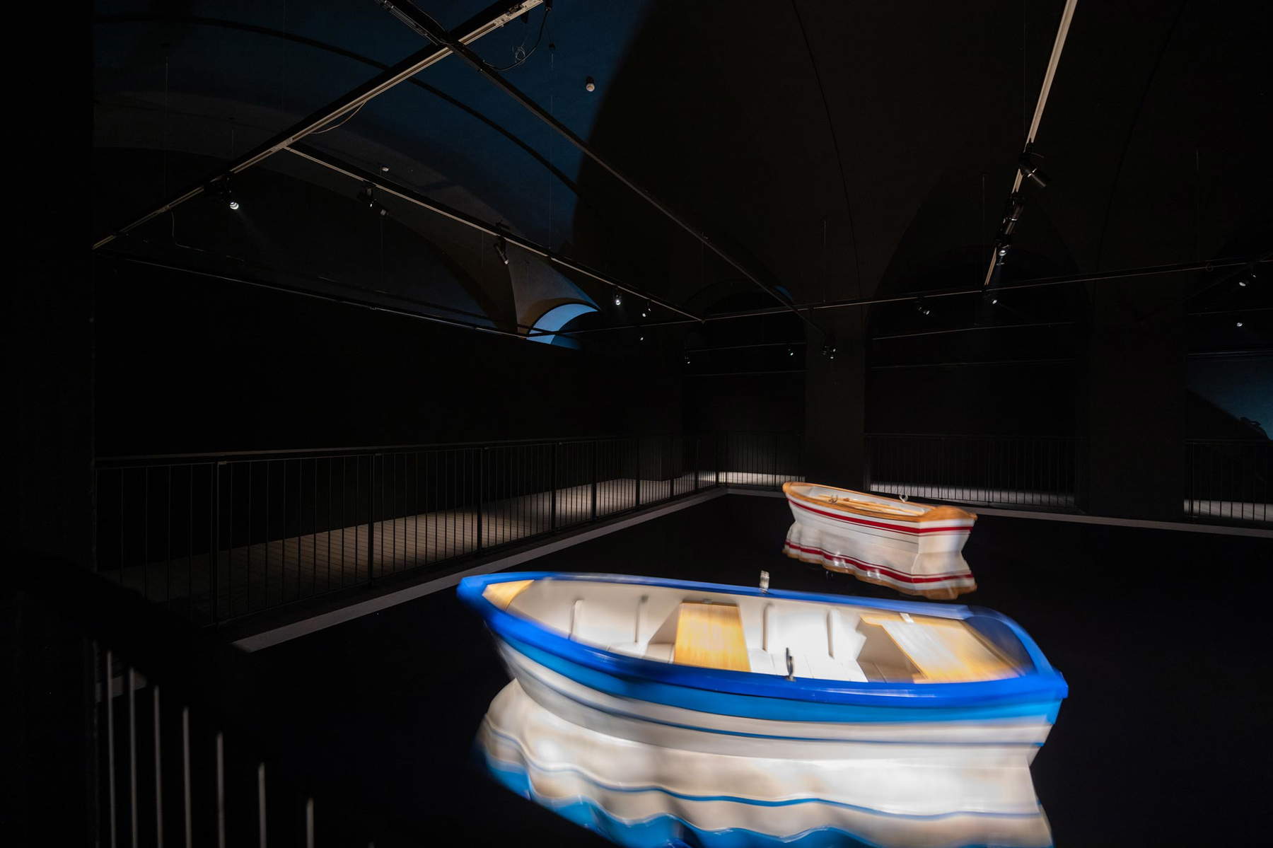 Leandro Erlich, Port of reflections (2014; metal structure, wood, fiberglass boats, black carpet, lights and movement system, dimensions variable) Leandro Erlich, Port of reflections (2014; metal structure, wood, fiberglass boats, black carpet, lights and movement system, dimensions variable)
