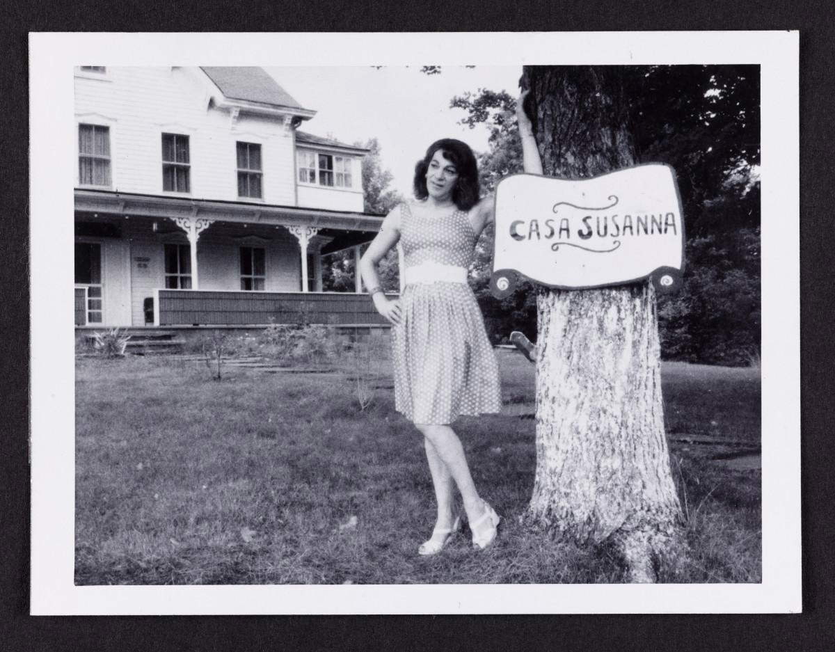 Andrea Susan (attr.), Susanna con l'insegna di Casa Susanna (1964-1968; stampa alla gelatina d'argento; Toronto, Art Gallery of Ontario) Foto © AGO Andrea Susan (attr.), Susanna con l'insegna di Casa Susanna (1964-1968; stampa alla gelatina d'argento; Toronto, Art Gallery of Ontario) Foto © AGO