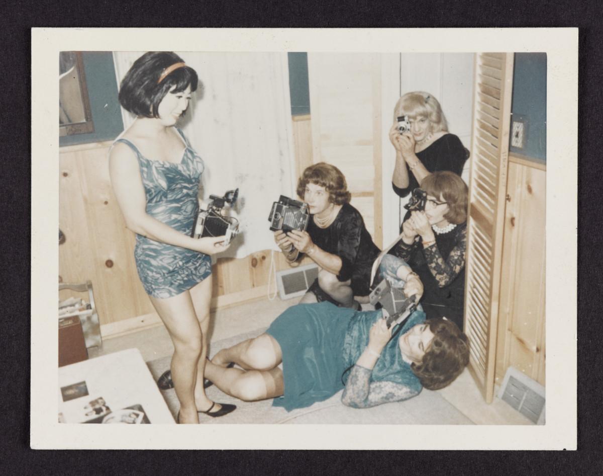 Andrea Susan (attr.), Lili, Wilma e amiche, Casa Susanna (1964-1967; stampa cromogenica; Toronto, Art Gallery of Ontario) Foto © AGO Andrea Susan (attr.), Lili, Wilma e amiche, Casa Susanna (1964-1967; stampa cromogenica; Toronto, Art Gallery of Ontario) Foto © AGO