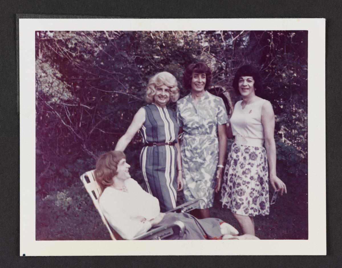 Andrea Susan (attr.), Daphne seduta su di una sdraio con Ann, Susanna e un'amica, Casa Susanna (1964-1968; stampa cromogenica; Toronto, Art Gallery of Ontario) Foto © AGO Andrea Susan (attr.), Daphne seduta su di una sdraio con Ann, Susanna e un'amica, Casa Susanna (1964-1968; stampa cromogenica; Toronto, Art Gallery of Ontario) Foto © AGO