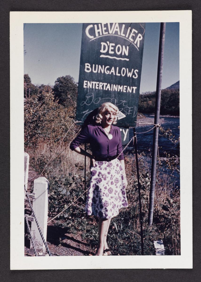 Fotografo sconosciuto, Susanna con l'insegna del Chevalier d'Eon (Novembre 1960; stampa cromogenica; Toronto, Art Gallery of Ontario) Foto © AGO Fotografo sconosciuto, Susanna con l'insegna del Chevalier d'Eon (Novembre 1960; stampa cromogenica; Toronto, Art Gallery of Ontario) Foto © AGO