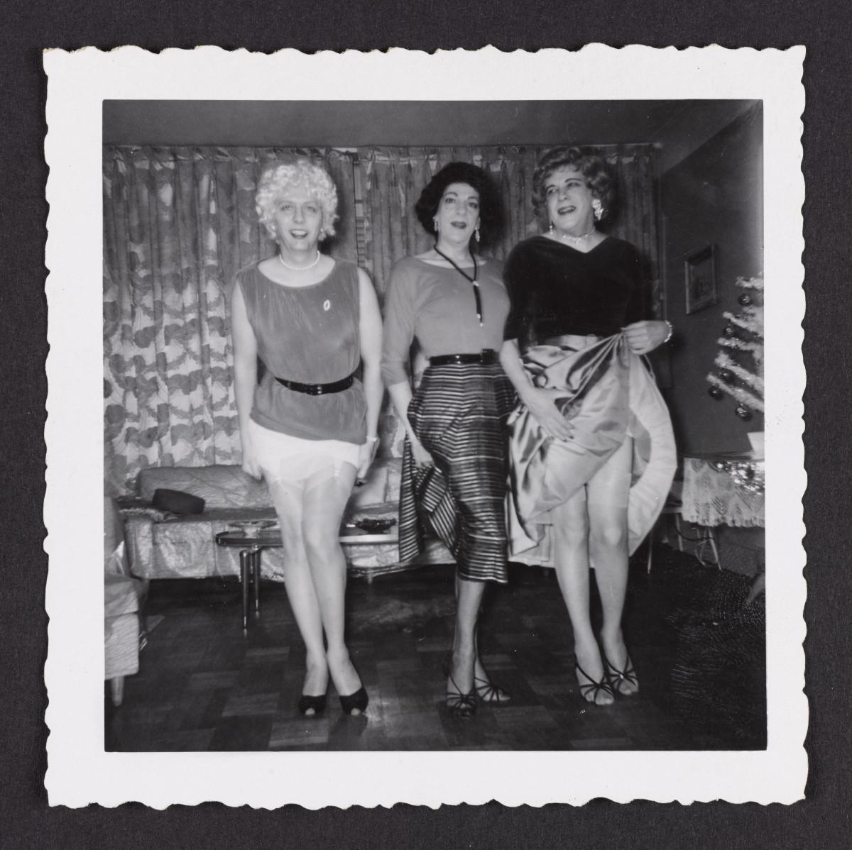 Fotografo sconosciuto, Susanna e due amiche mostrano le gambe nell'appartamento di Susanna e Maria a New York City (anni Sessanta; stampa alla gelatina d'argento; Toronto, Art Gallery of Ontario) Foto © AGO Fotografo sconosciuto, Susanna e due amiche mostrano le gambe nell'appartamento di Susanna e Maria a New York City (anni Sessanta; stampa alla gelatina d'argento; Toronto, Art Gallery of Ontario) Foto © AGO