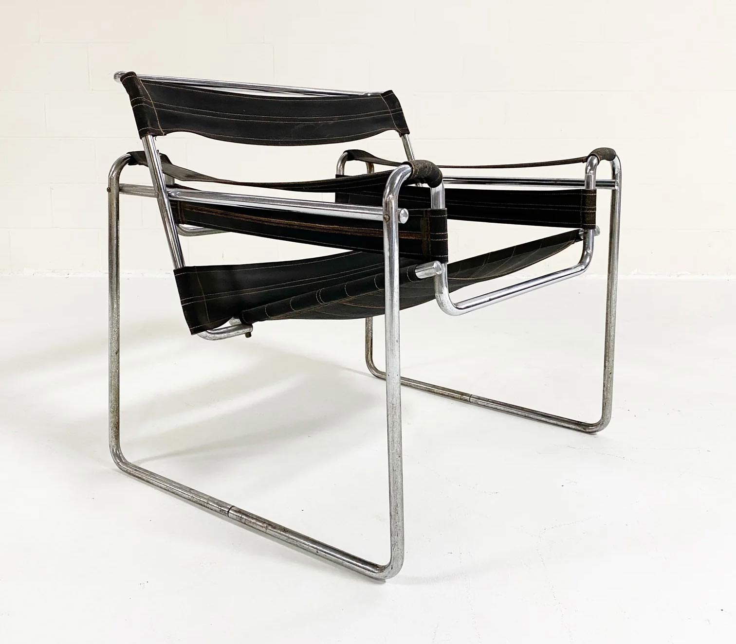 Uno de los primeros ejemplares de la silla modelo B3 de Marcel Breuer (más tarde Wassily), con la tela negra Eisengarn. Uno de los primeros ejemplares de la silla modelo B3 de Marcel Breuer (más tarde Wassily), con la tela negra Eisengarn.