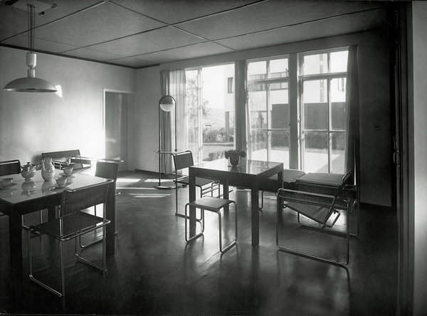 Sillas Wassily en el interior de los edificios Weissenhof diseñados por el fundador de la Bauhaus, Walter Gropius, en 1927. Sillas Wassily en el interior de los edificios Weissenhof diseñados por el fundador de la Bauhaus, Walter Gropius, en 1927.