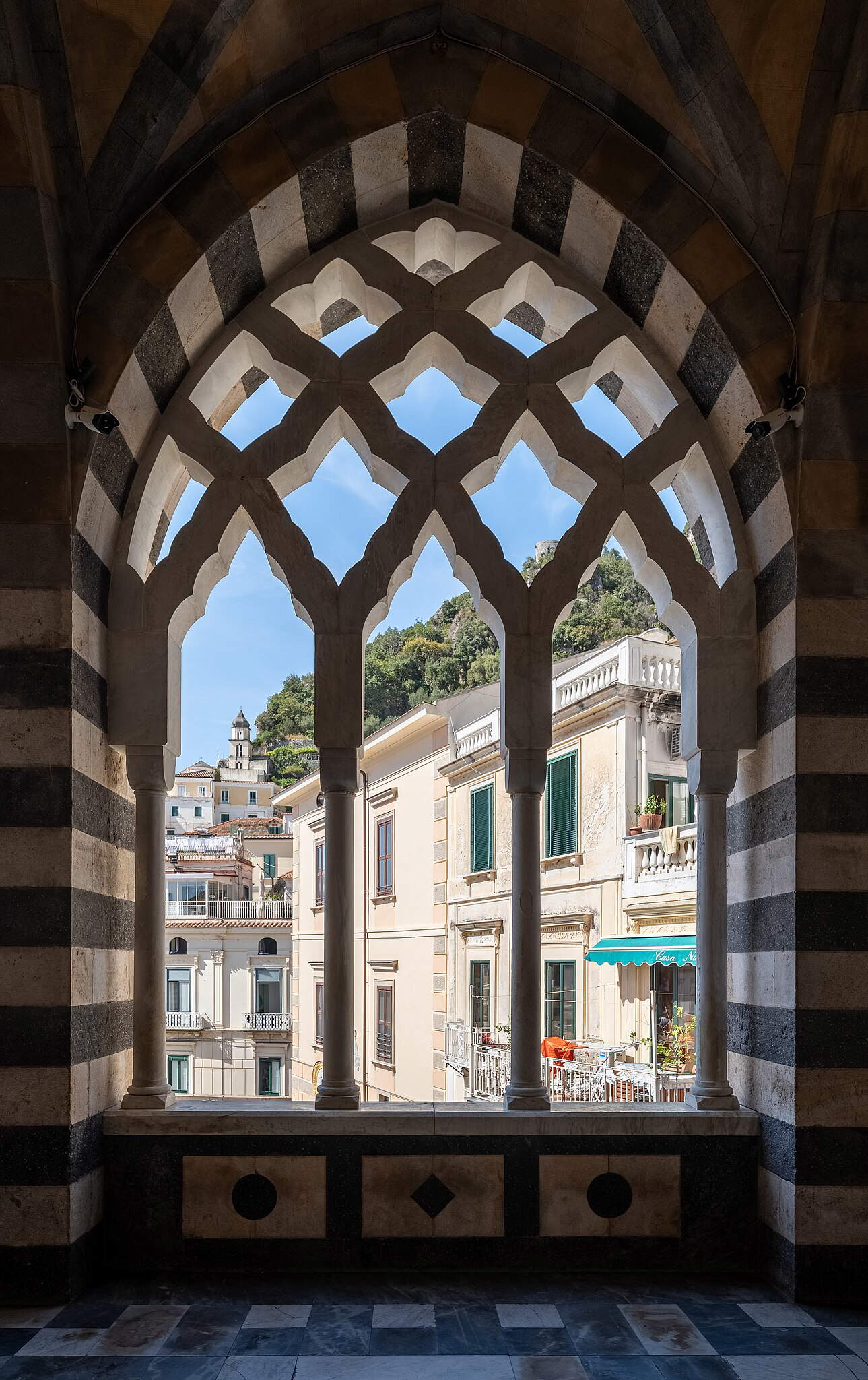 Una delle finestre del portico. Foto: julesvernex2.com Una delle finestre del portico. Foto: julesvernex2.com