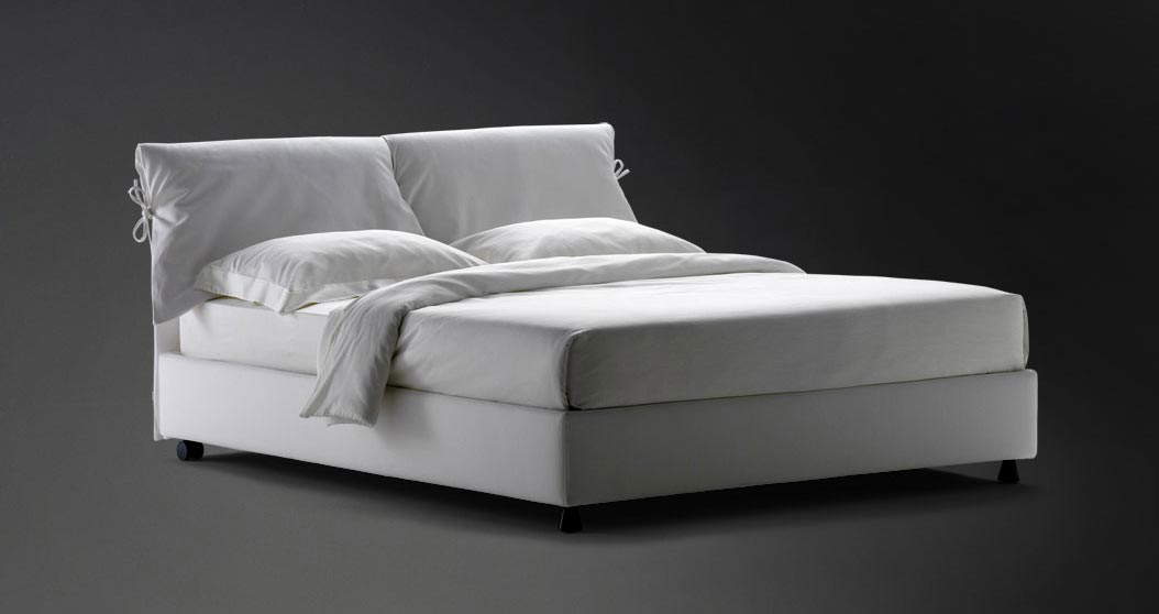 Il letto Nathalie di Vico Magistretti Il letto Nathalie di Vico Magistretti