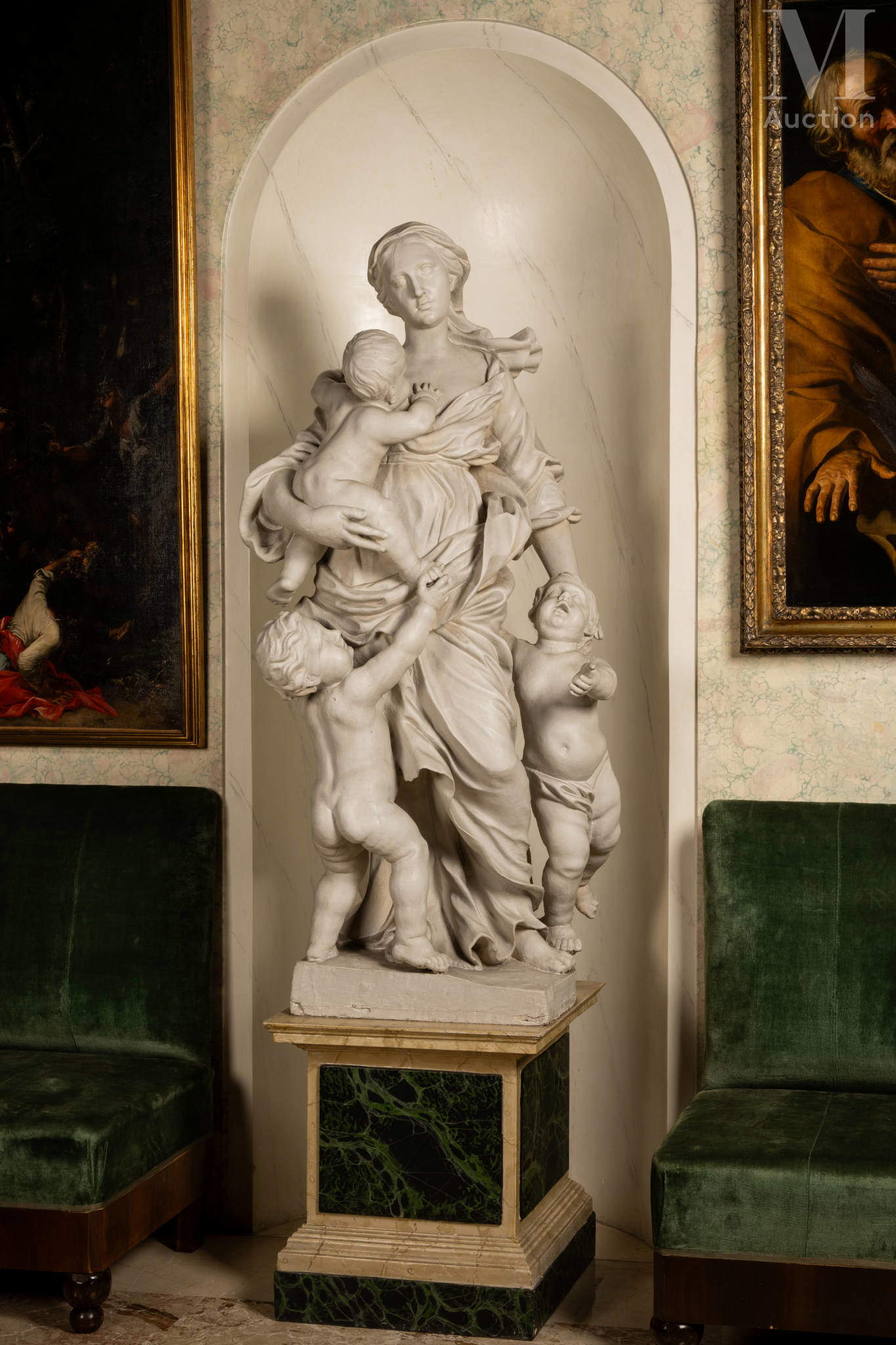 Maternité ou allégorie de la Charité (sculpture ronde en bois sculpté et laqué blanc, 161 x 70 x 54 cm) Maternité ou allégorie de la Charité (sculpture ronde en bois sculpté et laqué blanc, 161 x 70 x 54 cm)