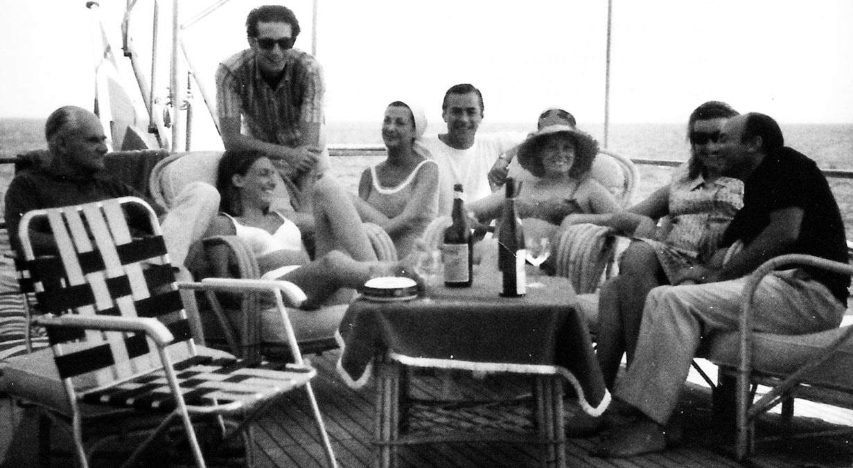 Alberto Moravia, Ginevra Bompiani, Giorgio Agamben, Kiki Brandolini, John Urbani, Dacia Maraini,  Ilaria Occhini e Raffaele La Capria, agosto 1966