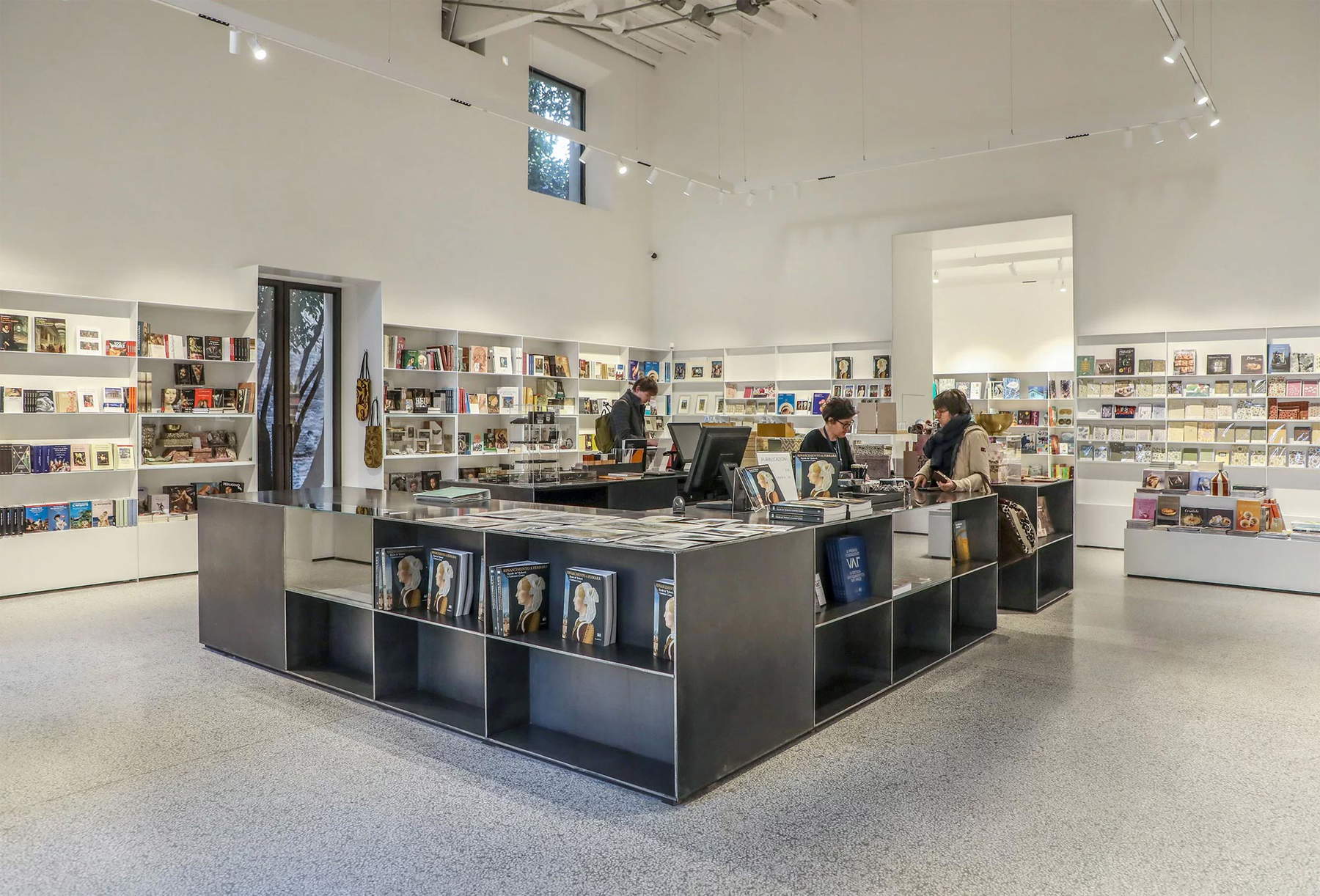 Librería del Palazzo dei Diamanti de Ferrara. Foto: Ferrara Art Foundation Librería del Palazzo dei Diamanti de Ferrara. Foto: Ferrara Art Foundation