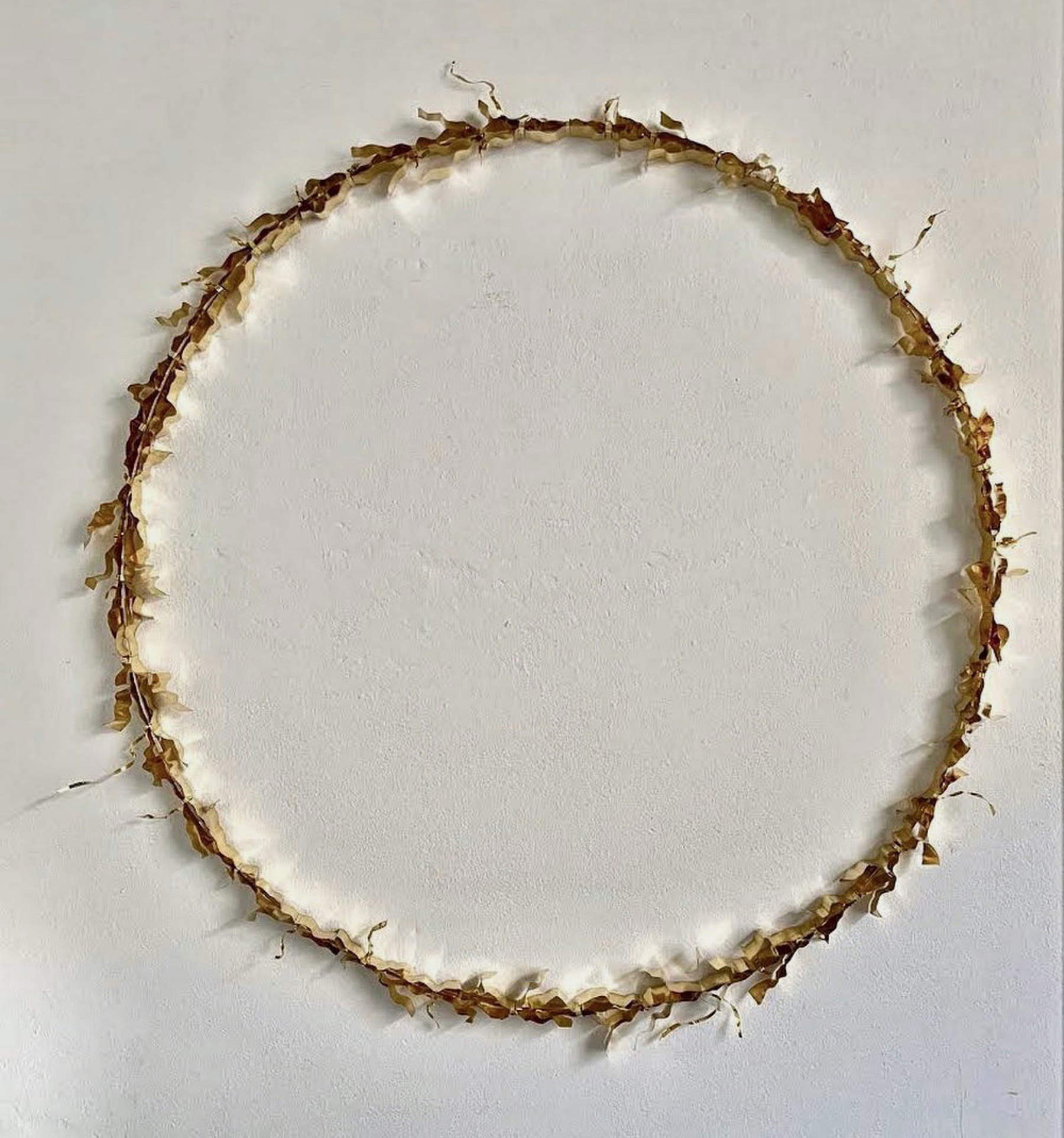 Arianna Giorgi, Anillo de fuego (2022; latón, diámetro 100 cm)