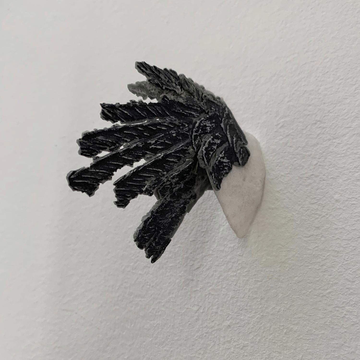 Arianna Giorgi, Apache (2022; caucho, mármol, 7 x 3 x 2 cm)