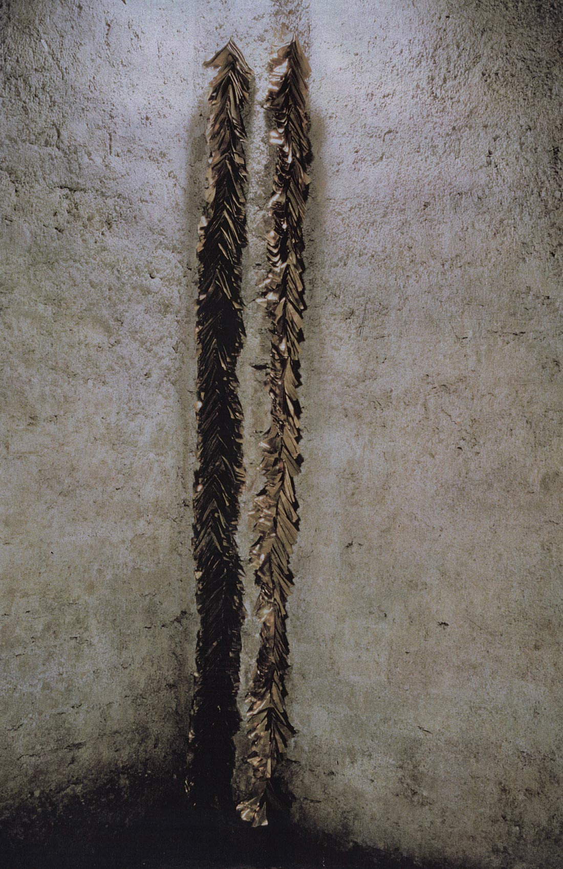 Arianna Giorgi, Grottesca (1993; latón, dimensiones variables). Foto: Gianmaria Giorgi