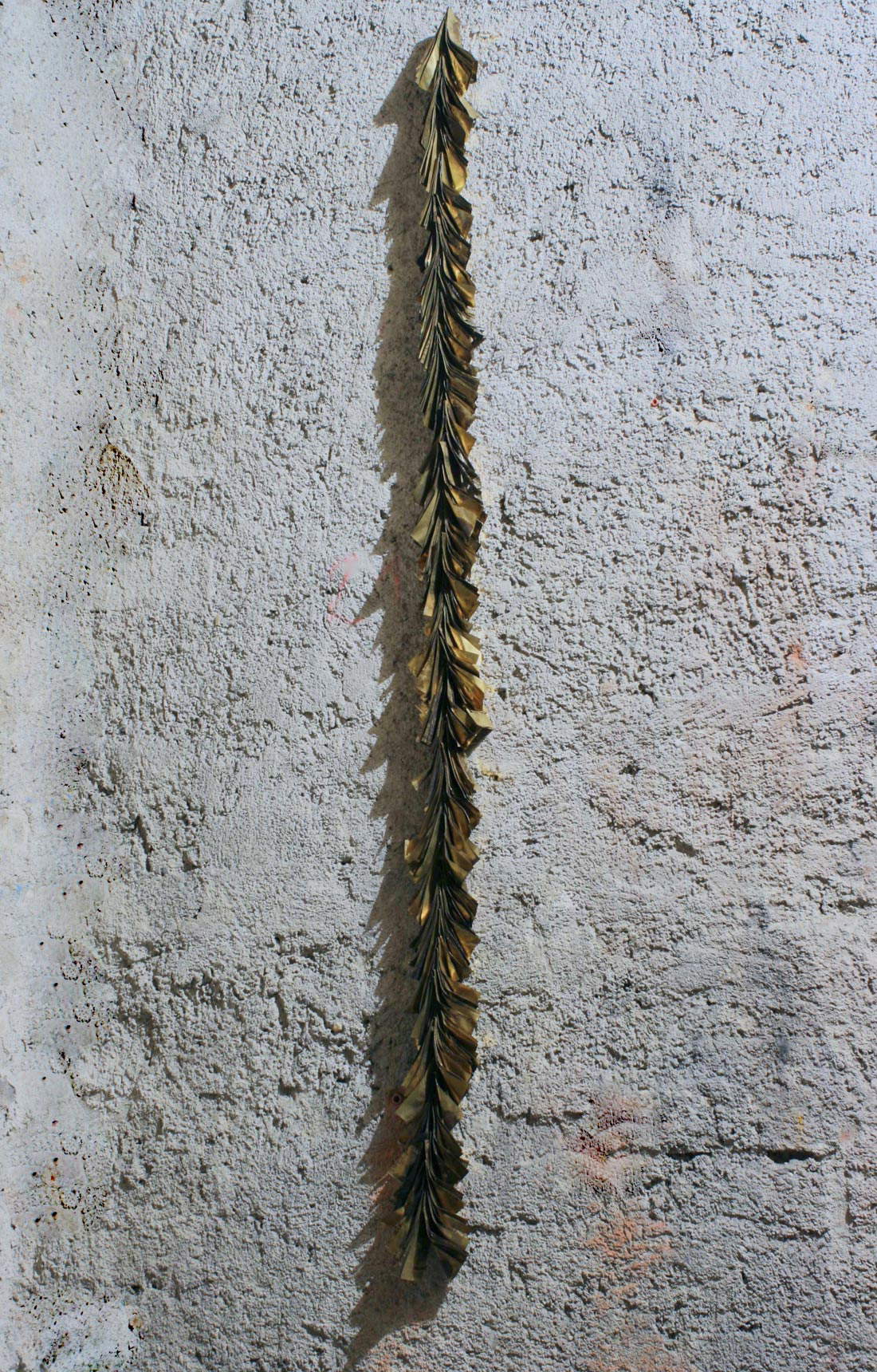 Arianna Giorgi, Grottesca (1993; latón, dimensiones variables). Foto: Gianmaria Giorgi