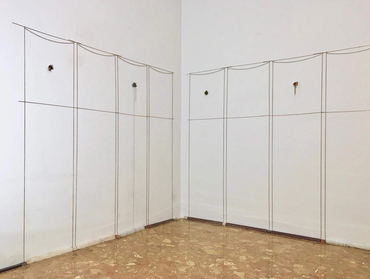 Arianna Giorgi, Grottesca aurea (1997-2017; metal, mármol, piedra, plástico, dimensiones variables)