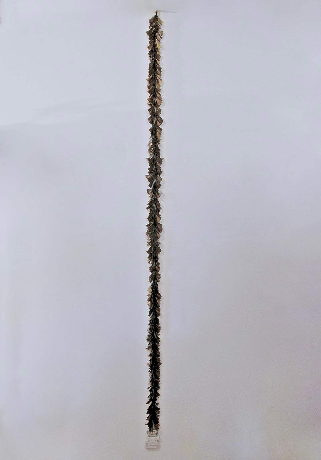 Arianna Giorgi, Grottesca (1993-2011; latón, mármol, dimensiones variables)