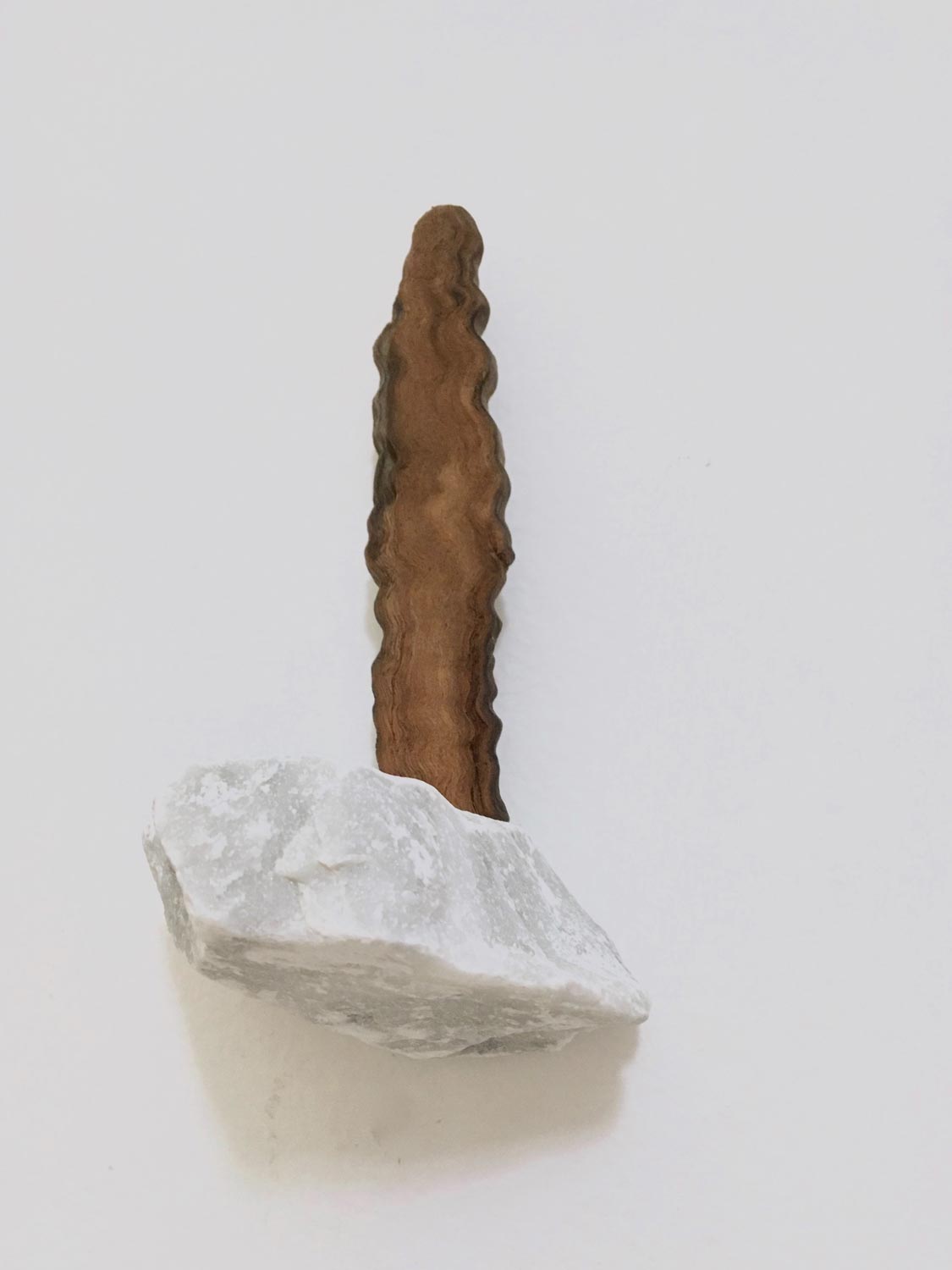 Arianna Giorgi, Kore (2018; madera, mármol, 17 x 10 x 8 cm)