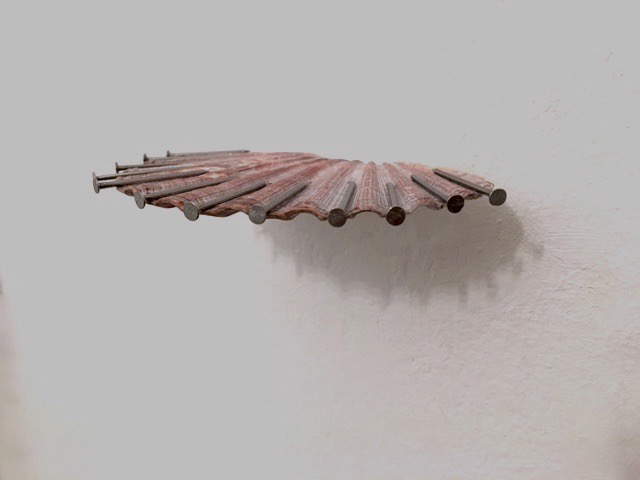 Arianna Giorgi, La concha (1994; valva, clavos, 15 x 11 cm)