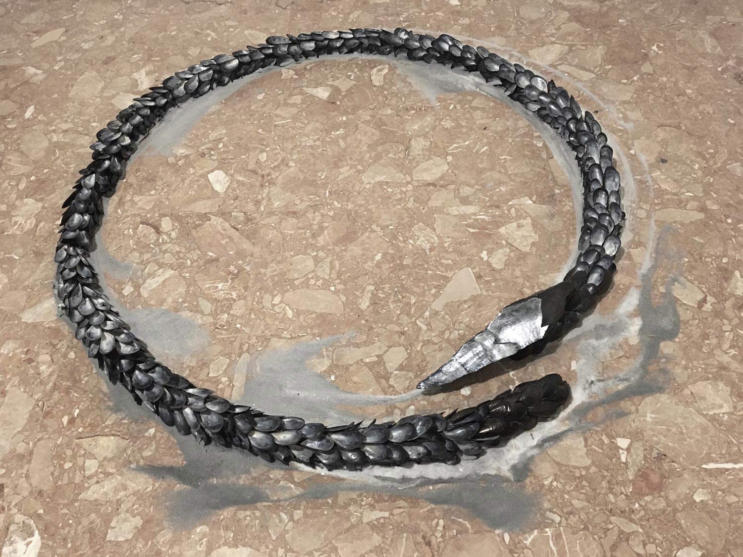 Arianna Giorgi, Luna negra (2017; músculo, sal, carbón, loza, color, diámetro 150 cm).