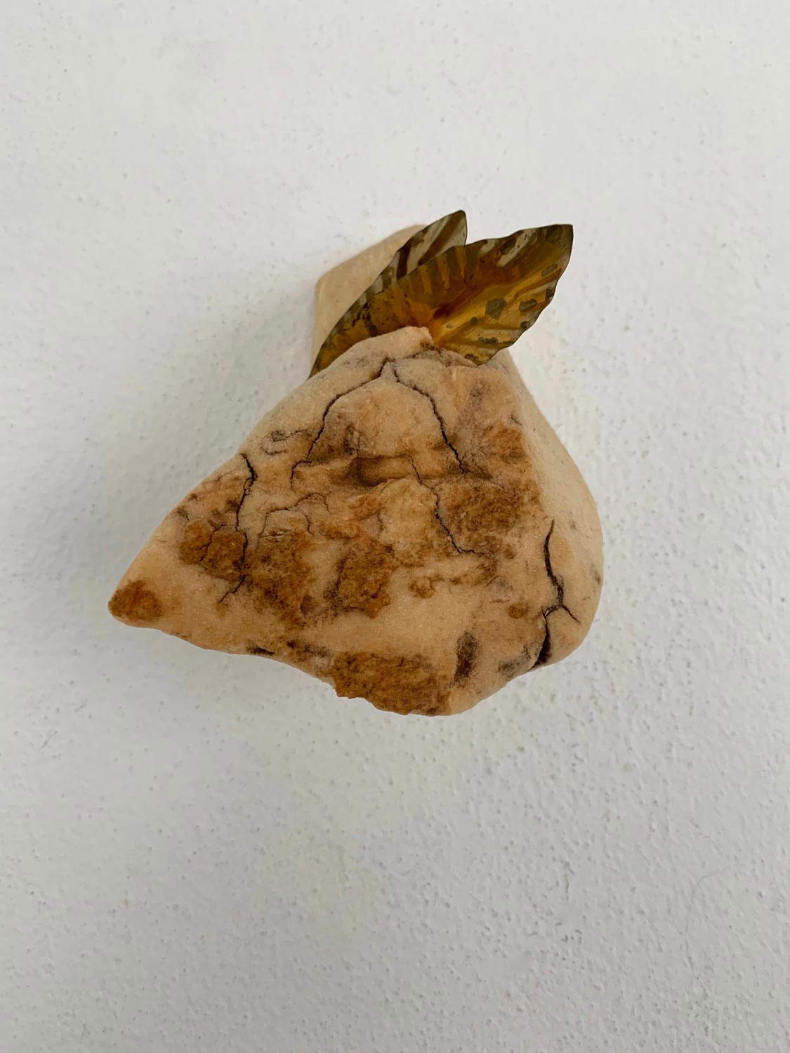 Arianna Giorgi, Hide for Two Leaves (2019; poliestireno, latón, 11 x 11 x 8 cm)