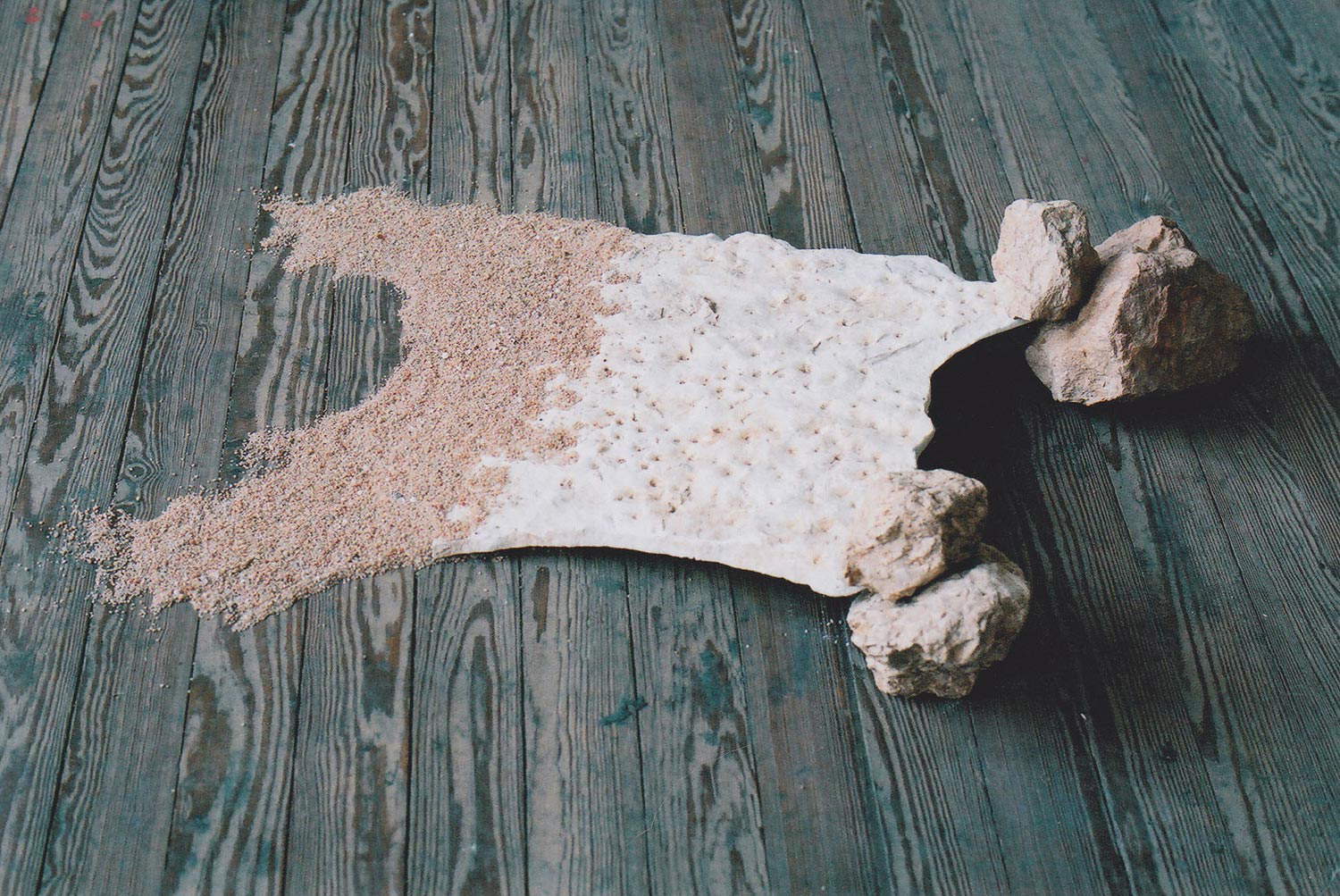 Arianna Giorgi, Pelle (2000; piedra, mármol, arena de cuarzo, 20 x 80 x 100 cm)