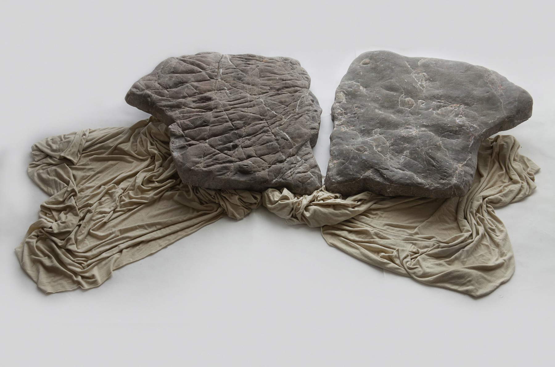 Arianna Giorgi, Prisión (2013; piedra, tela, 16 x 135 x 78 cm). Foto: Archivo Guidetti
