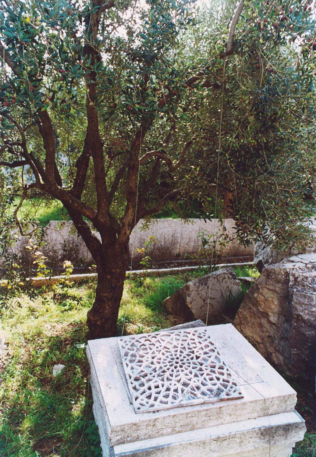 Arianna Giorgi, Sueño (1999; hierro, cadenas, nieve artificial, 48,5 x 48,5 cm). Foto: Carlo Citterio