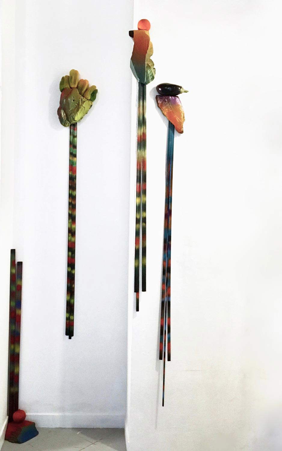 Arianna Giorgi, Ara (1998; pizarra, madera, color, fruta, dimensiones variables)