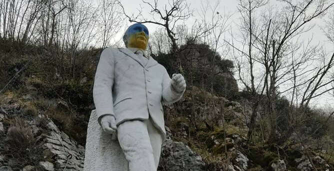 La statua di Putin con i colori dell'Ucraina. Foto: Lucca in diretta