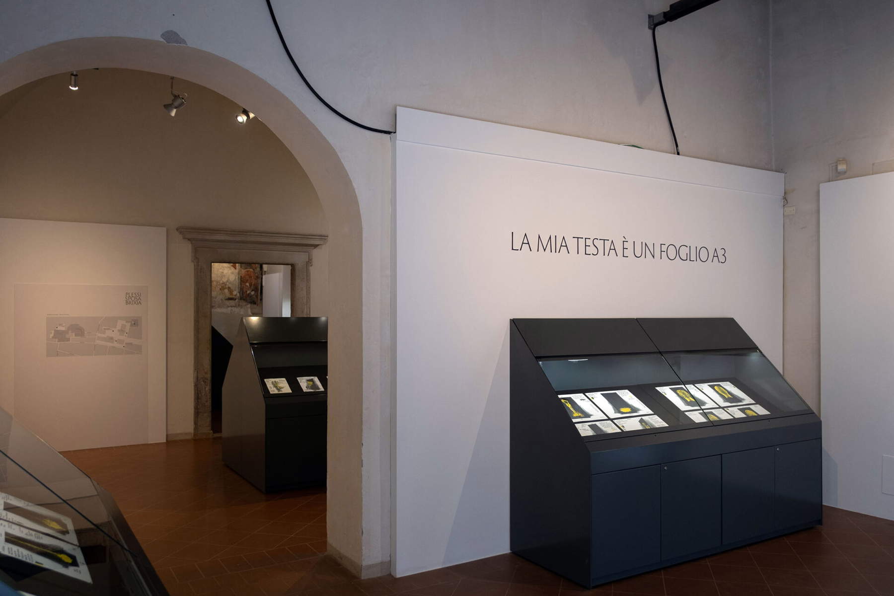 Fabrizio Plessi, La mia testa è un foglio A3, Sala dell'Affresco, Museo di Santa Giulia. Credit Fondazione Brescia Musei. Foto di Alberto Mancini