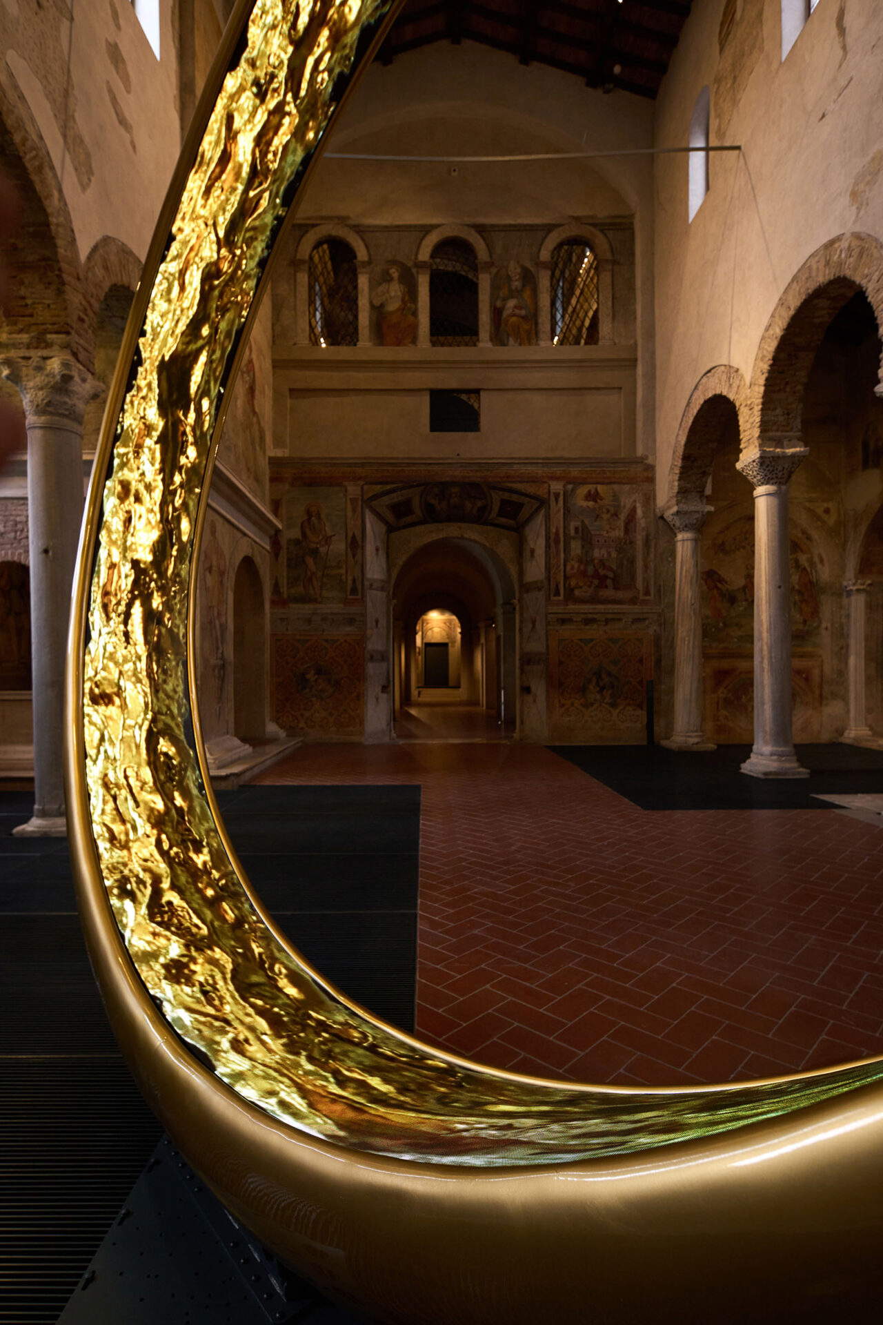 Fabrizio Plessi, Plessi sposa Brixia. Basilica di San Salvatore, Museo di Santa Giulia. Credit Fondazione Brescia Musei. Foto di Petrò Gilberti